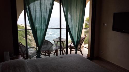 卢米奥卡斯特里亚别墅的卧室设有海景大窗户