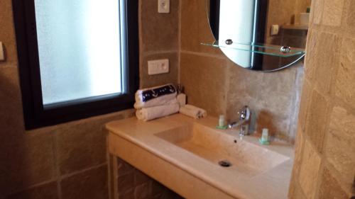 卢米奥卡斯特里亚别墅的一间带水槽和镜子的浴室