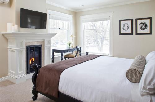 柯林斯堡Edwards House的一间卧室设有一张床和一个壁炉