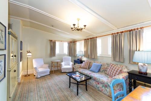 Upper Lake托尔曼酒店 的客厅配有沙发和椅子