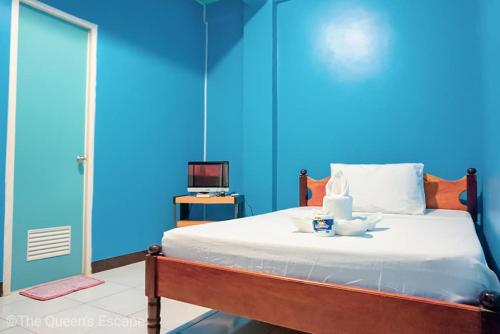 科隆King Michael Coron的一间蓝色卧室,配有一张床和电视