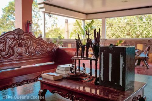 科隆King Michael Coron的客厅配有木制沙发和桌子