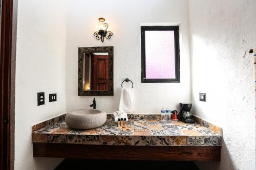 圣米格尔-德阿连德El mesón del Quijote的一间带水槽和镜子的浴室