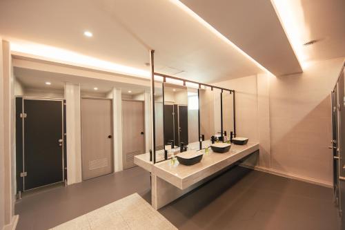 清迈Sylvis Hostel Chiangmai的浴室设有2个水槽和2面镜子