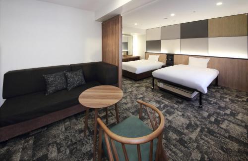 高崎高崎华盛顿广场酒店的酒店客房设有一张沙发和一张床