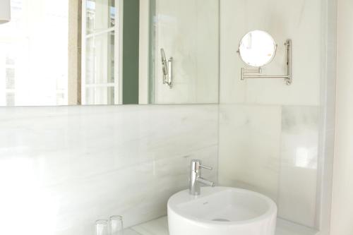 圣地亚哥－德孔波斯特拉阿尔塔米拉庄园酒店的白色的浴室设有水槽和镜子