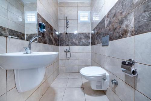 阿拉尼亚MOONBOW BEACH HOTEL的一间带水槽和卫生间的浴室