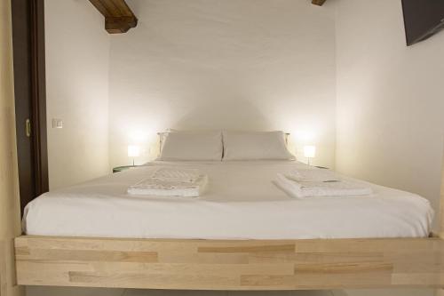 阿格里真托Cortile Baronello的一张白色的床,上面有两条毛巾
