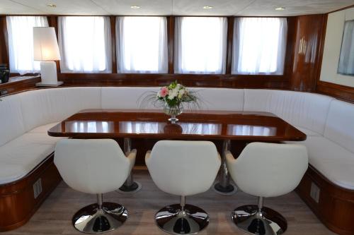 巴勒莫DVI MARIJE的一间带桌子和白色椅子的用餐室