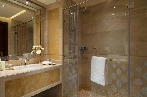 Al Najada Doha Hotel Apartments by Oaks的一间浴室
