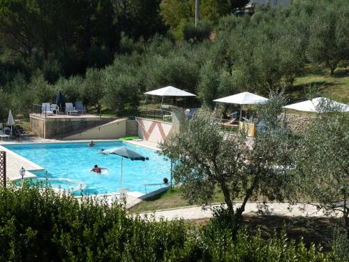 波马兰切莫纳斯泰罗2号公寓式酒店的一个带遮阳伞和游泳池内人员的大型游泳池