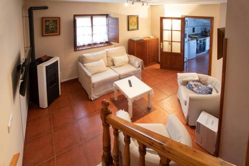 利亚内斯Casa Güela Megustarural的客厅配有沙发和桌子