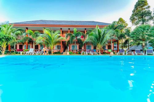 高兰Peaceful Resort , Long Beach - Koh Lanta的一座带游泳池的度假村,位于一座建筑前