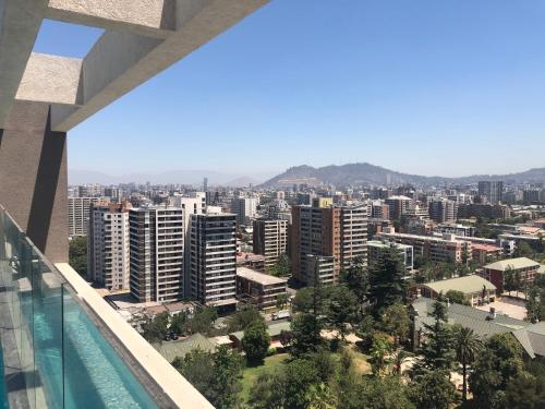 圣地亚哥Departamento Nuevo Plaza Ñuñoa的从大楼的阳台上可欣赏到城市景观