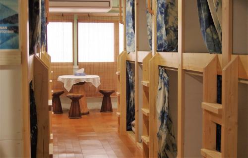 大阪吉南旅馆的木墙和桌子的房间
