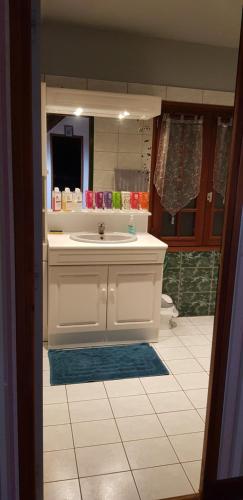 罗莫朗坦BELEM的浴室设有白色水槽和镜子