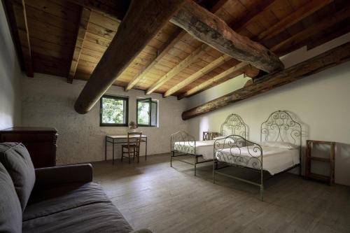 圣费利切德尔贝纳科Agriturismo Le Chiusure的客厅配有两张床和一张桌子