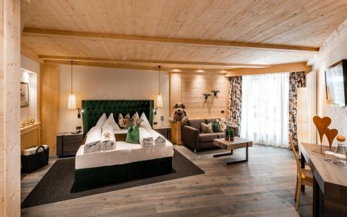 卡斯特尔罗托Alpin Boutique Villa Gabriela - Adults Only的配有床和沙发的大房间