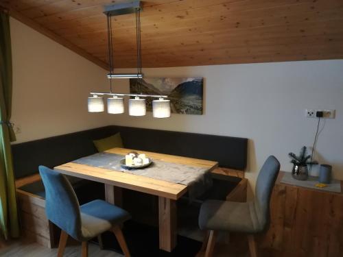 阿尔卑巴赫Hacklstoana的一间带木桌和椅子的用餐室