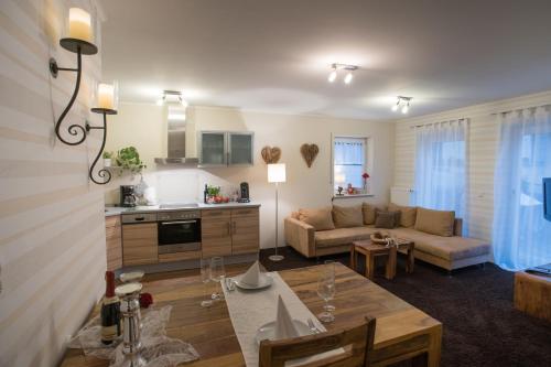 维林根Ferienwohnung Zum Ritzhagen的客厅配有沙发和桌子