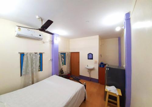 加尔各答Dden Vennell BnB -Metro Access-的卧室配有白色的床和水槽