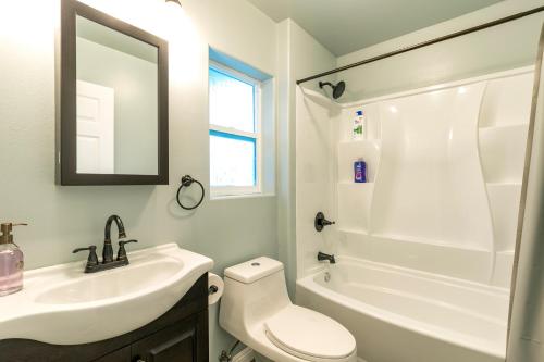 凯阿奥Ocean Breeze Inn的浴室配有盥洗盆、卫生间和浴缸。