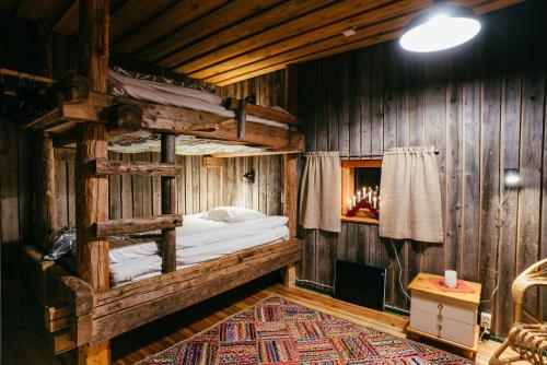 Ollero Eco Lodge (including a glass igloo)客房内的一张或多张双层床
