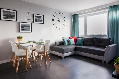 华沙WarsawSkyLine Apartments - PGE Narodowy, Torwar, Bulwary Wiślane的客厅配有沙发和桌子