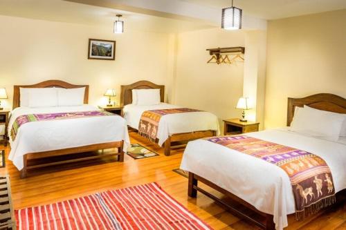 奇瓦伊La Casa de Anita的酒店客房带两张床和地毯