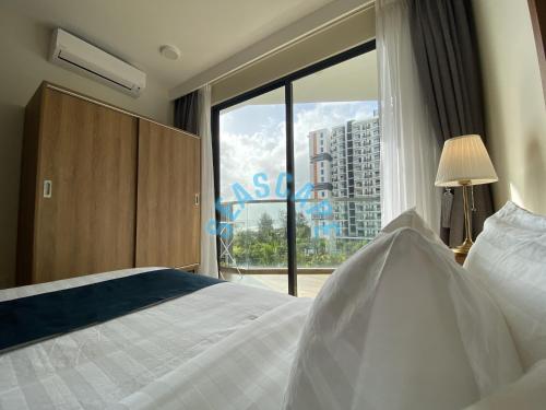 关丹Timurbay by Seascape的一间卧室设有一张床和一个大窗户