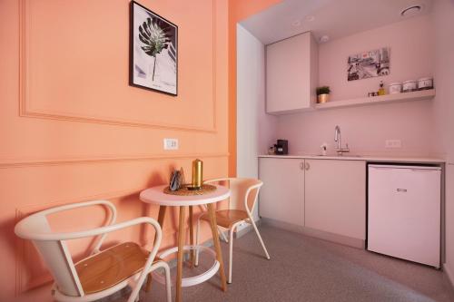 Glamorous Pink Pearl Studio/Beach/Parking/Netflix的厨房或小厨房