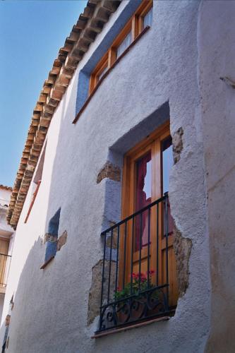 莱图尔Casa Rural Albayacín的白色的建筑,设有窗户和阳台