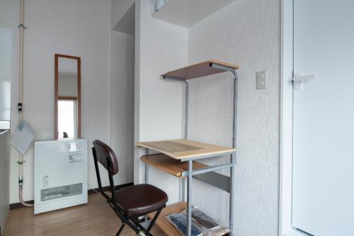 札幌Guesthouse Erimo Apartment的一间客房内配有桌子和椅子的房间