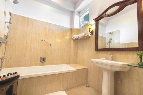 佩林The Elgin Mount Pandim - Heritage Resort & Spa的一间带水槽、浴缸和卫生间的浴室