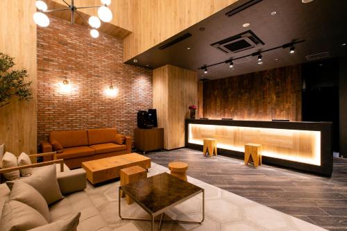 札幌Hotel Wing International Sapporo Susukino的客厅配有沙发和桌子
