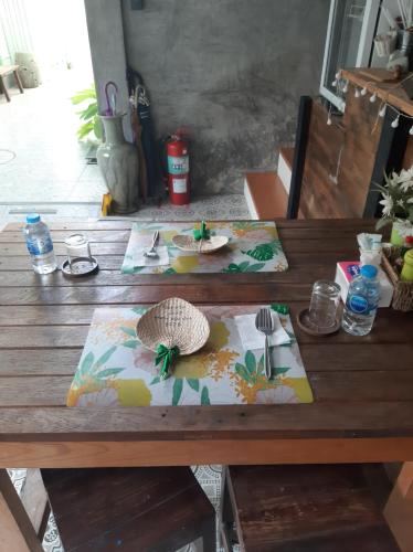 曼谷绿柚木房旅馆的一张木桌,上面放着两盘食物