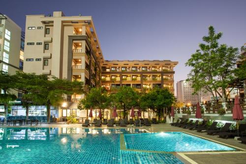 芭堤雅市中心槟榔洛奇饭店的大楼前的游泳池