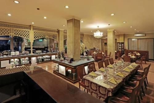 梭罗英达宫索罗酒店的一间带长桌的用餐室和一间餐厅