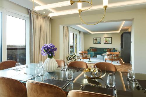 伦敦仕骅廷格洛斯特公园酒店公寓的一间带桌椅的用餐室和一间客厅
