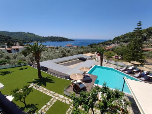 帕诺尔莫斯斯科派洛斯Panormos Beach Hotel Skopelos的享有游泳池和大海美景。