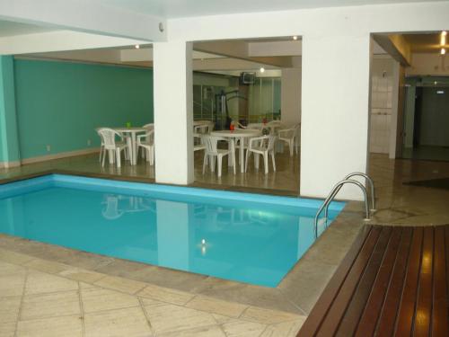 Altadomo Hotel内部或周边的泳池