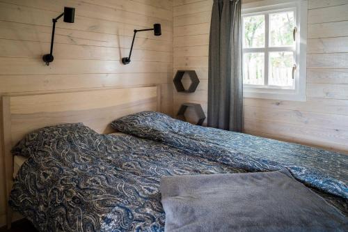 OZO RiverSide wooden cottage in Jurmala客房内的一张或多张床位