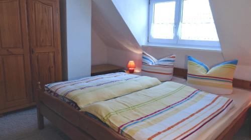 Klein ZickerBülows Ferienwohnung mit 2 Schlafzimmern的一间小卧室,配有一张带窗户的床