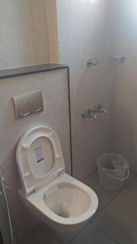 德里久尔LEMON RESIDENCY By Chungath的浴室配有带座椅的卫生间。