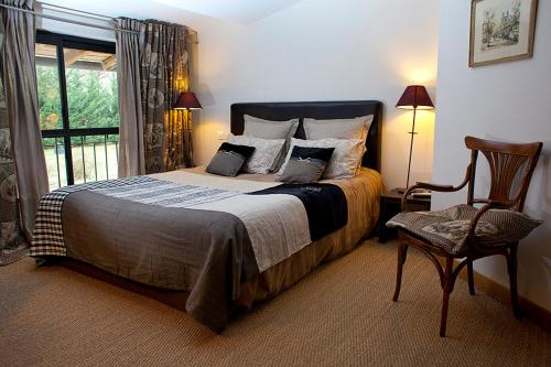 洛拉盖自由城马斯克雷住宿加早餐旅馆的卧室配有床、椅子和窗户。
