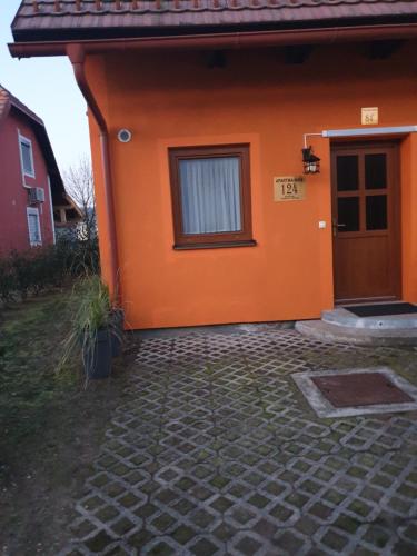 卡特兹奥布萨维Terme Čatež Apartma Nine的橙色的房子,有窗户和门