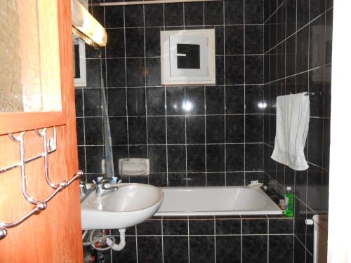 布加勒斯特Host Tina的浴室配有盥洗盆和浴缸。