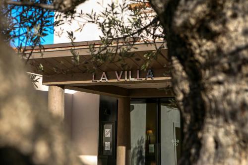 卡尔维La Villa Calvi的一座带读别墅标志的建筑