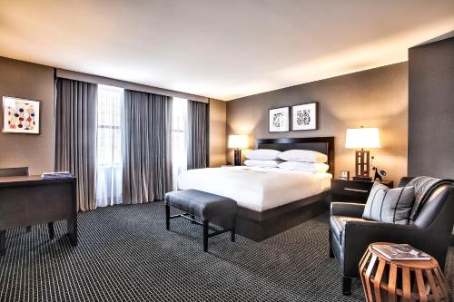 巴尔的摩Lord Baltimore Hotel的大型酒店客房,配有床和沙发