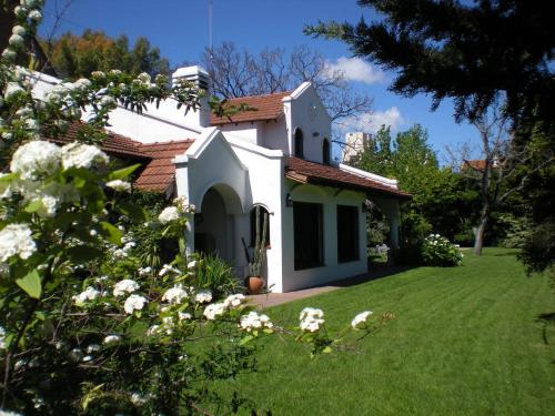 维森特洛佩斯苏珊娜贾斯特精品住宿加早餐旅馆的一座白色的小房子,有绿色的院子